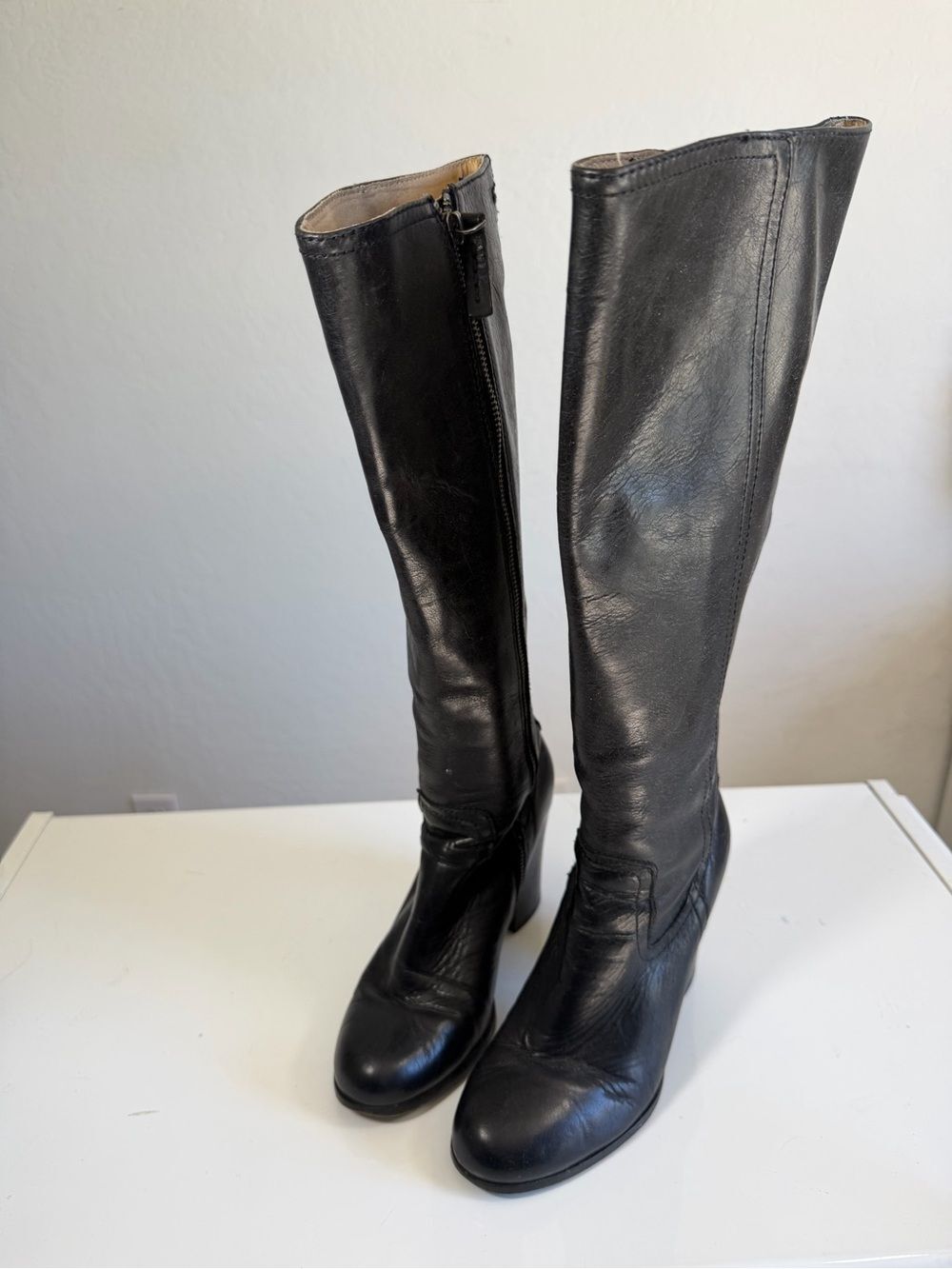 Frye Black Leather Knee-High Side-Zip Block Heel Boots - Size 7M - Picture 8 of 10